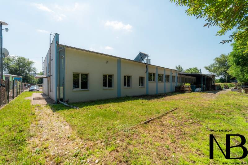 Na predaj polyfunkčný objekt na pozemku 4609 m2, TN - Zámostie - Budova skladov a hál na Kasárenskej ulici v Trenčíne s okolím a zeleňou.