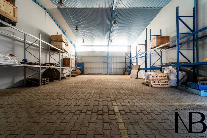 Na predaj polyfunkčný objekt na pozemku 4609 m2, TN - Zámostie - Sklady a haly s regálmi a paletami na skladovanie materiálov.