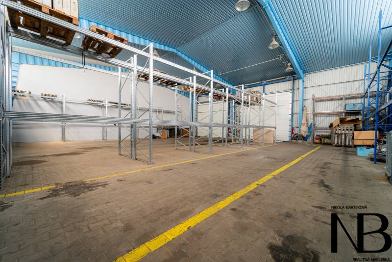 Na predaj polyfunkčný objekt na pozemku 4609 m2, TN - Zámostie - Prázdne regály a skladové priestory vo výrobných priestoroch.