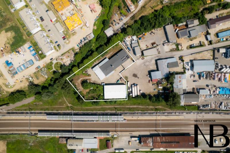 Na predaj polyfunkčný objekt na pozemku 4609 m2, TN - Zámostie - Letecký pohľad na sklady a haly v Trenčíne na Kasárenskej ulici pri železničnej trati.