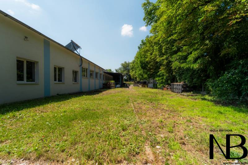 Na predaj polyfunkčný objekt na pozemku 4609 m2, TN - Zámostie - Výrobné priestory na Kasárenskej ulici v Trenčíne obklopené zeleňou a priestranstvom.