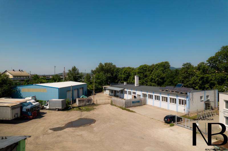 Na predaj polyfunkčný objekt na pozemku 4609 m2, TN - Zámostie - Areál na Kasárenskej ulici v Trenčíne so skladmi a parkovaním nákladných áut.