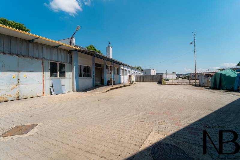 Na predaj polyfunkčný objekt na pozemku 4609 m2, TN - Zámostie - Priemyselný areál na Kasárenskej v Trenčíne s budovami skladov a hál.