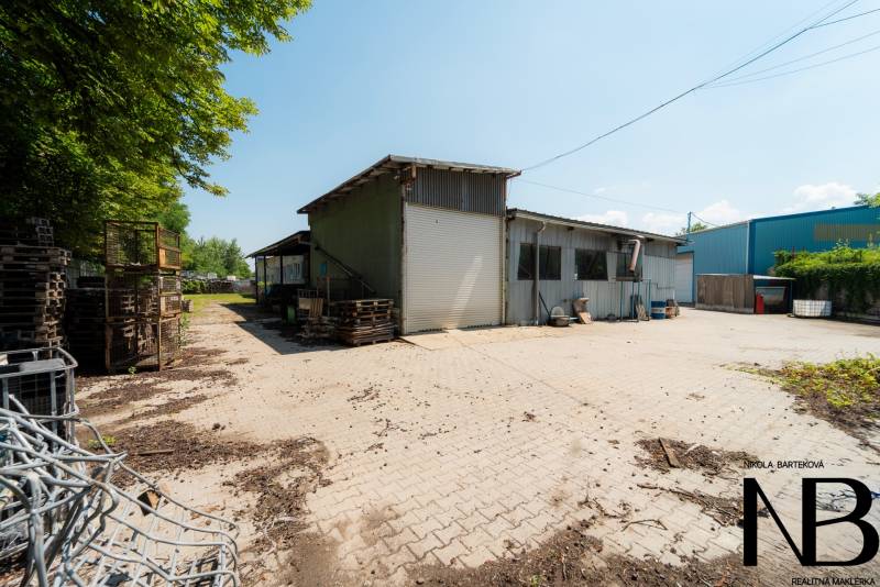 Na predaj polyfunkčný objekt na pozemku 4609 m2, TN - Zámostie - Priemyselný exteriér na Kasárenskej ulici v Trenčíne s budovami a skladmi.