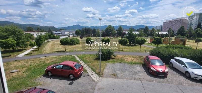 REZERVOVANÉ - Predaj, jednoizbový byt Žiar nad Hrono... - Parkovisko a zeleň s výhľadom na hory v Žiari nad Hronom.