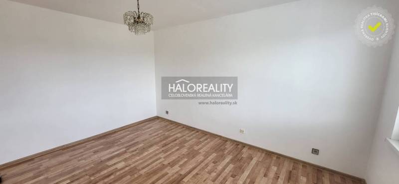 REZERVOVANÉ - Predaj, jednoizbový byt Žiar nad Hrono... - Prázdna izba v 1-izbovom byte s parketovou podlahou a stropným svietidlom.