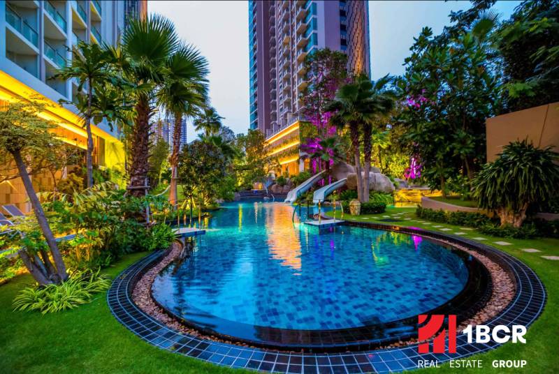 THE RIVIERA WONGAMAT BEACH PATTAYA - Bazén so zeleňou pri výstavbe bytov v Pattayi.