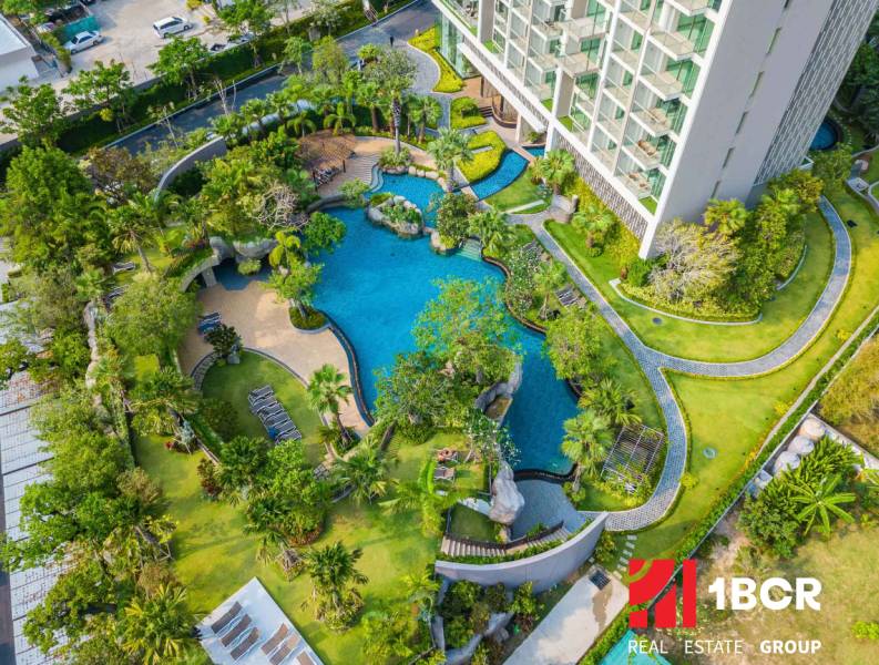 THE RIVIERA WONGAMAT BEACH PATTAYA - Luxusný bazén uprostred zelenej oázy pri výstavbe bytov v Pattaye.