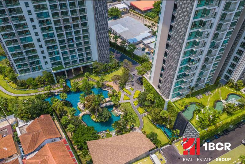 THE RIVIERA WONGAMAT BEACH PATTAYA - Výstavba bytov v meste Pattaya, s upravenými záhradami a bazénmi pri obytných budovách.
