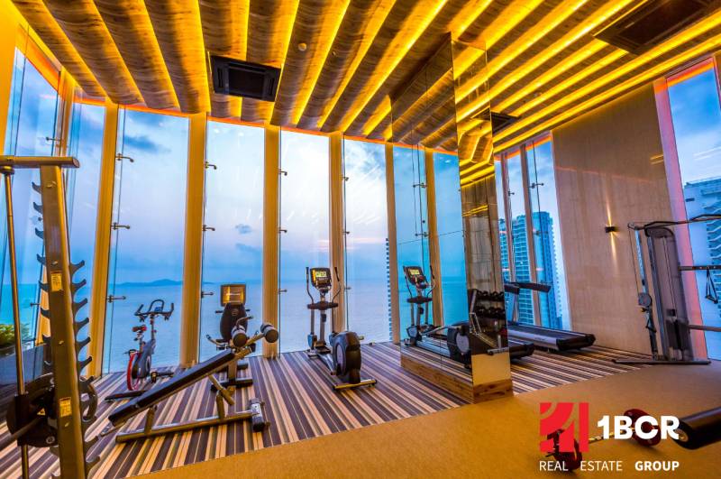 THE RIVIERA WONGAMAT BEACH PATTAYA - Fitness centrum s výhľadom na more a moderným vybavením v rámci výstavby bytov.
