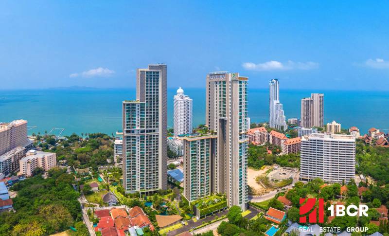 THE RIVIERA WONGAMAT BEACH PATTAYA - Výstavba bytov v Pattayi, výškové budovy pri pobreží s výhľadom na more.