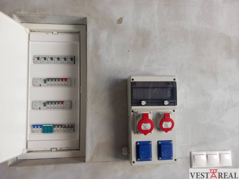 Na predaj zrekonštruovaný rodinný dom - Trakovice - Elektrická rozvodná skriňa a zásuvky v rodinnom dome.