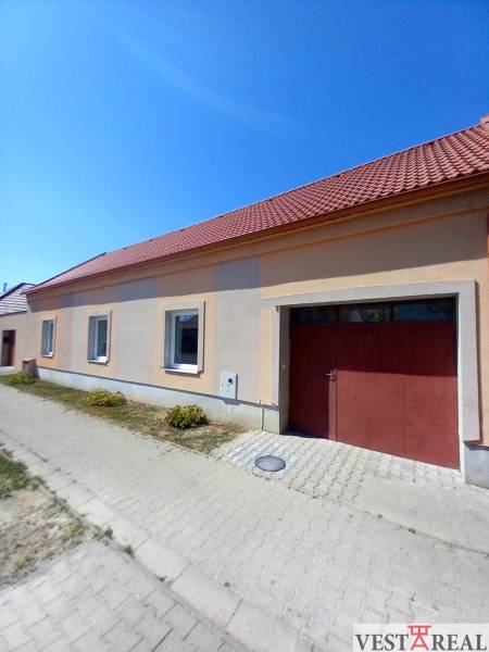 Na predaj zrekonštruovaný rodinný dom - Trakovice - Rodinný dom v Trakoviciach so šikmou strechou a dvomi oknami smerujúcimi na ulicu.