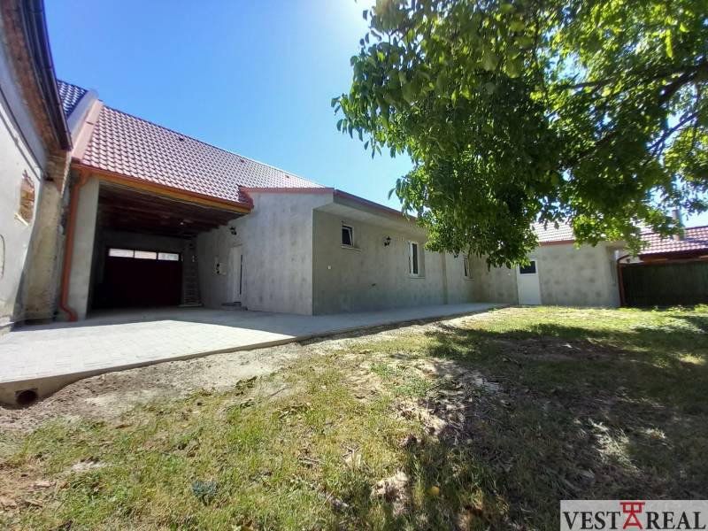 Na predaj zrekonštruovaný rodinný dom - Trakovice - Rodinný dom v Trakoviciach s veľkým dvorom a prekrytou terasou.