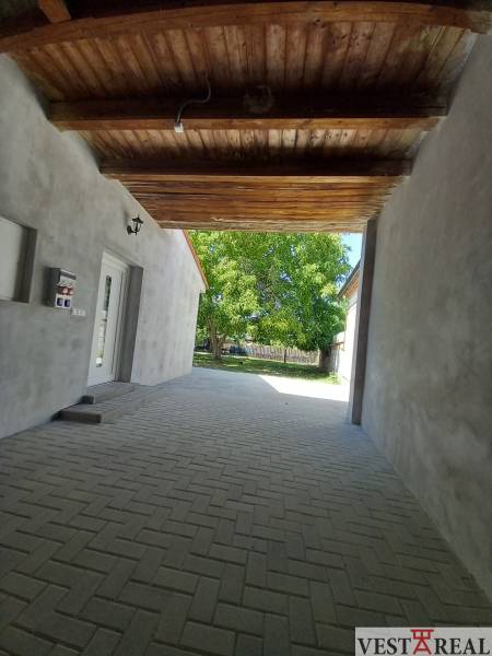 Na predaj zrekonštruovaný rodinný dom - Trakovice - Priechod medzi budovami rodinného domu v Trakoviciach, vydláždený priestor vedie na dvor.