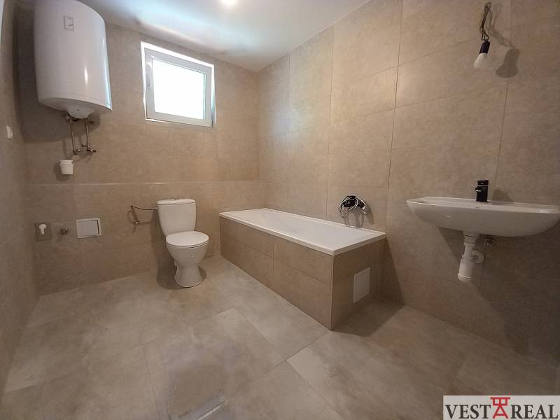 Na predaj zrekonštruovaný rodinný dom - Trakovice - Kúpeľňa v rodinnom dome s vaňou, umývadlom a WC.