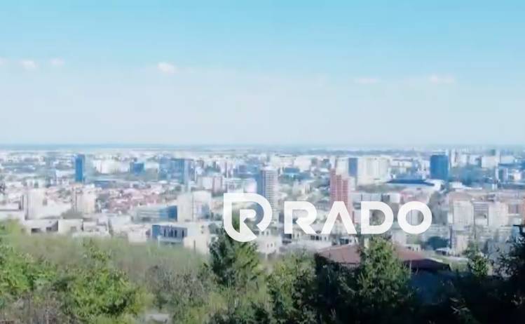 Lukratívny pozemok s objektom Na Vtáčniku | Koliba - Výhľad na Bratislavu z Koliby, cez zeleň nad chatou Na Vtáčniku.