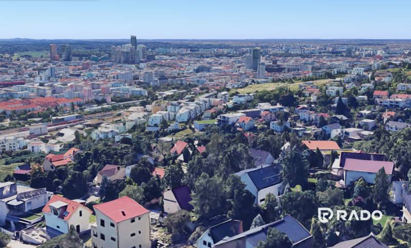 Lukratívny pozemok s objektom Na Vtáčniku | Koliba - Pohľad na zástavbu v Bratislave z Koliby, ulica Na Vtáčniku, s panorámou mesta.