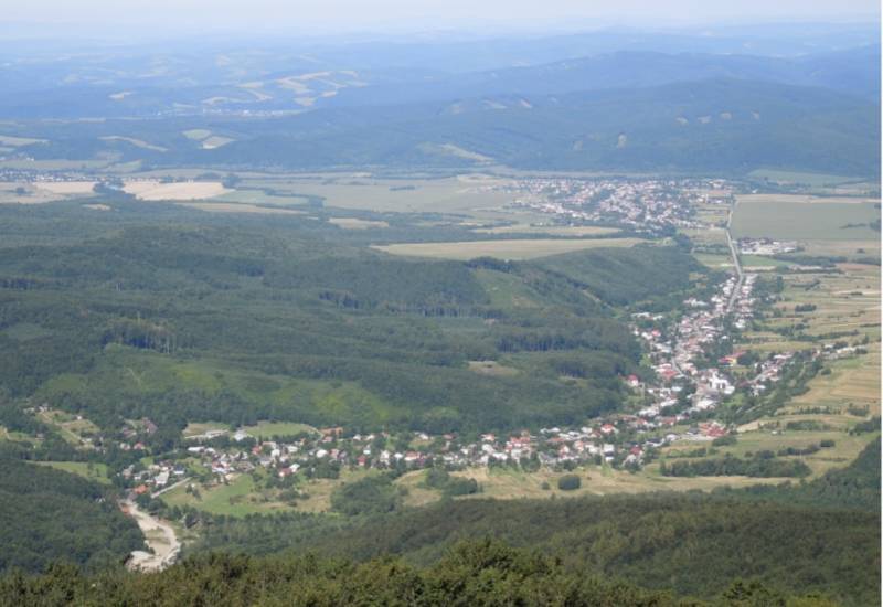 Zemplínske Hámre – 33 m2 INVESTIČNÝ pozemok v obci – NA PREDAJ - Letecký pohľad na Poľnohospodárske a lesné pozemky v okolí Zemplínskych Hámrov, lesy a dediny.