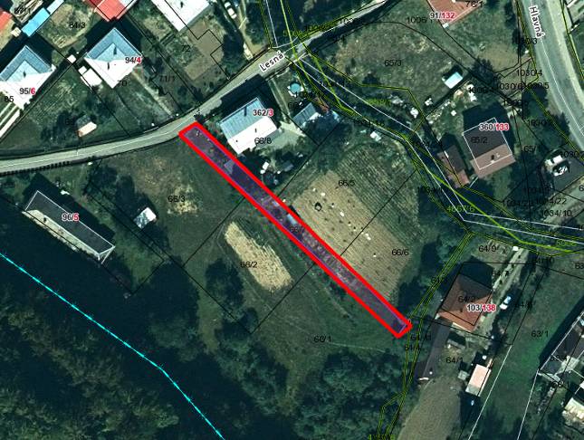Zemplínske Hámre – 33 m2 INVESTIČNÝ pozemok v obci – NA PREDAJ - Letecký pohľad na poľnohospodárske a lesné pozemky v Zemplínskych Hámroch s parcelnými číslami.