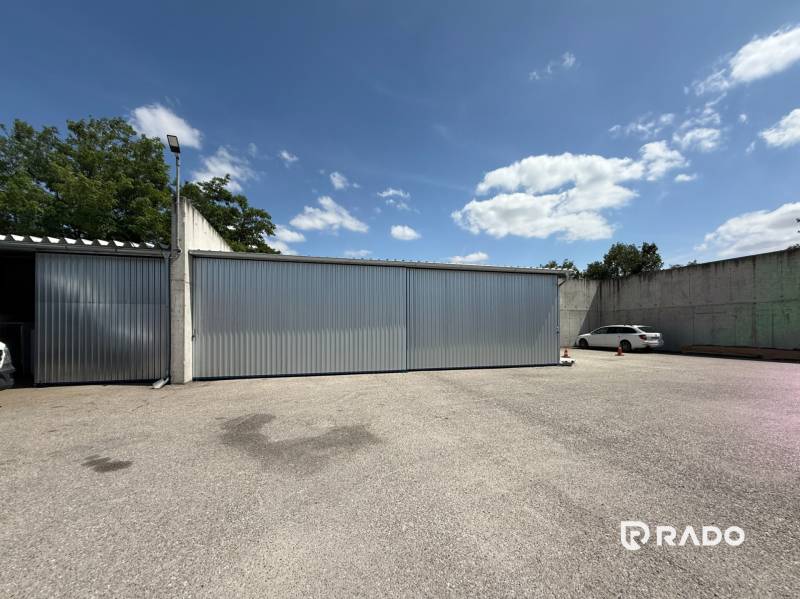 Skladová hala na prenájom 108 m², novostavba | Tureň - Sklady a haly v Tureni s kovovou fasádou a parkovacími miestami na dvore.