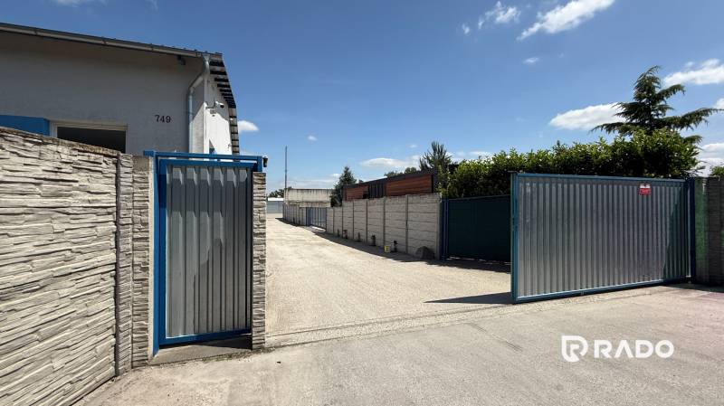Skladová hala na prenájom 108 m², novostavba | Tureň - Brána a spevnená cesta vedúca do skladov a hál v obci Tureň.
