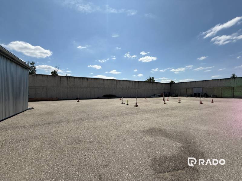 Skladová hala na prenájom 108 m², novostavba | Tureň - Parkovacia plocha s kužeľmi v areáli skladov a hál v Tureni.