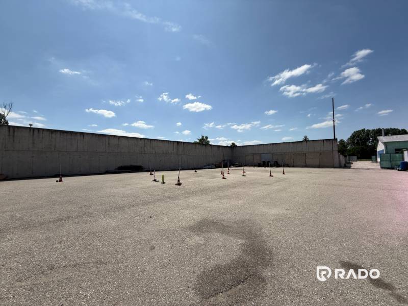 Skladová hala na prenájom 108 m², novostavba | Tureň - Spevnená plocha v Tureni obklopená stenami, využívaná pre sklady a haly.