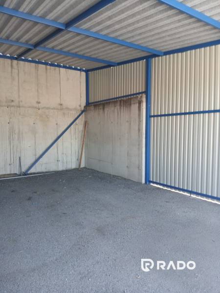 Skladová hala na prenájom 108 m², novostavba | Tureň - Jednoduchá stavba so strechou, plechovými stenami a betónovým základom v Skladoch a halách.