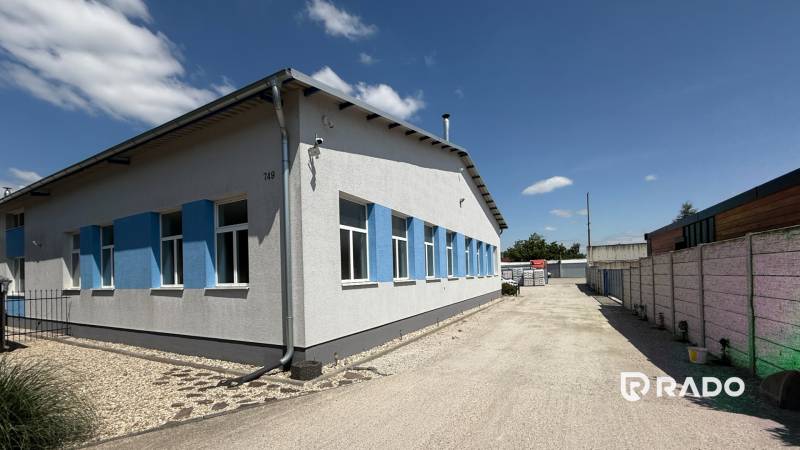 Skladová hala na prenájom 108 m², novostavba | Tureň - Budova v Tureni, Sklady a haly so štrkovou cestou a modrými akcentmi.