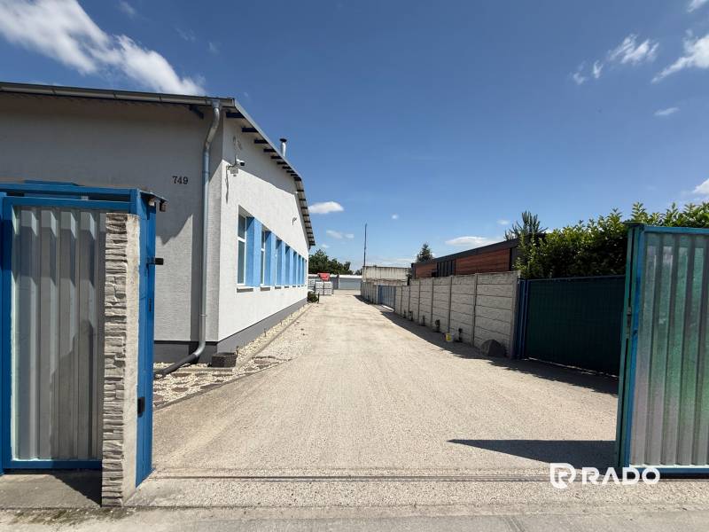 Skladová hala na prenájom 108 m², novostavba | Tureň - Priemyselná budova so širokou príjazdovou cestou v Tureň, sklady a haly.