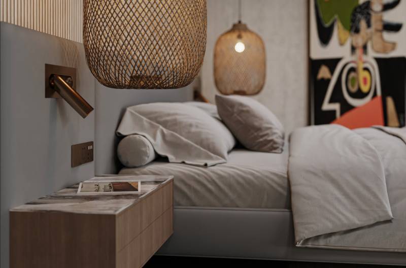 HOTELOVÝ SUITE V LUXUSNOM ZANZIBARSKOM KOMPLEKSE - Spálňa v rodinnom dome s posteľou, nočným stolíkom a závesnými lampami.