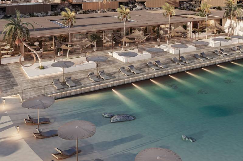 HOTELOVÝ SUITE V LUXUSNOM ZANZIBARSKOM KOMPLEKSE - Luxusný bazén a plážové ležadlá pred rodinným domom na pobreží.