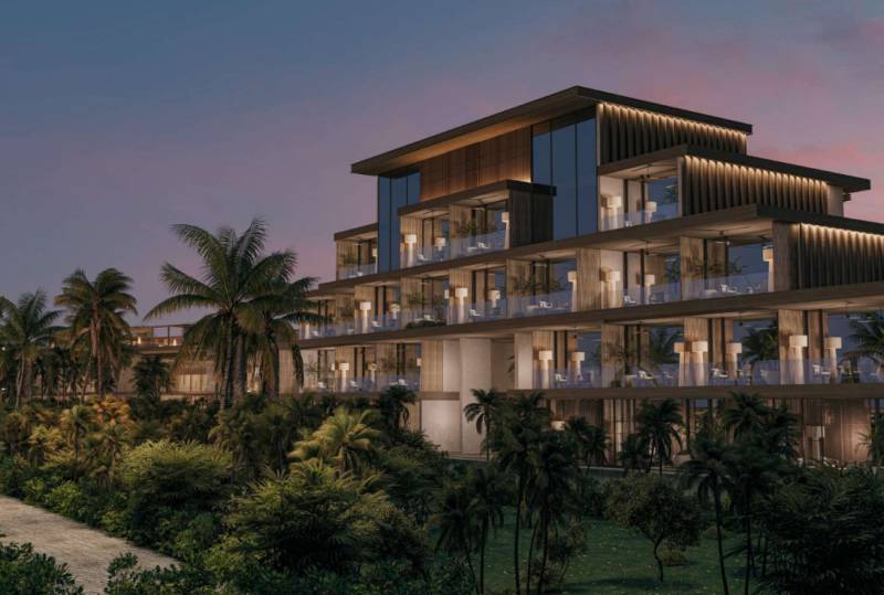 HOTELOVÝ SUITE V LUXUSNOM ZANZIBARSKOM KOMPLEKSE - Pohľad na viacpodlažný rodinný dom s palmami na ulici Nungwi v Zanzibar North.