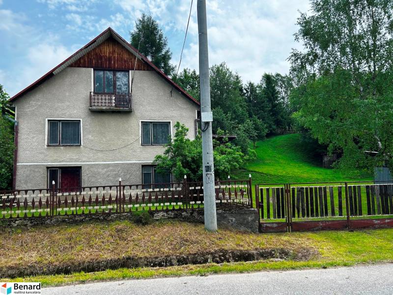 STARŠÍ RODINNÝ DOM, POZEMOK 2476 m2, VEĽKÁ LESNÁ; - Rodinný dom vo Veľkej Lesnej s upravenou záhradou a trávnikom, obklopený stromami.