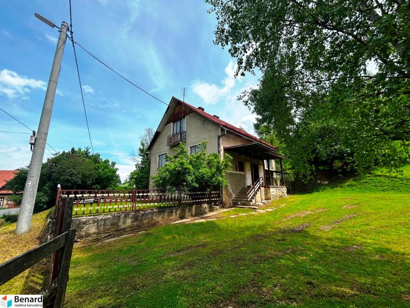 STARŠÍ RODINNÝ DOM, POZEMOK 2476 m2, VEĽKÁ LESNÁ; - Rodinný dom vo Veľkej Lesnej s rozsiahlym dvorom a stromovou vegetáciou.