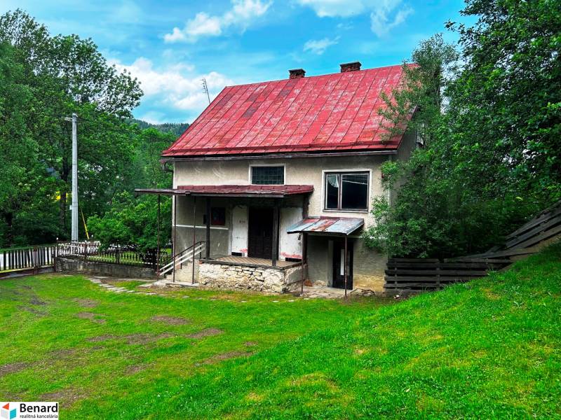 STARŠÍ RODINNÝ DOM, POZEMOK 2476 m2, VEĽKÁ LESNÁ; - Rodinný dom vo Veľkej Lesnej s červenou strechou a záhradou obklopenou zeleňou.