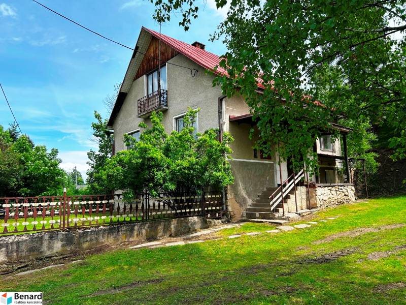 STARŠÍ RODINNÝ DOM, POZEMOK 2476 m2, VEĽKÁ LESNÁ; - Rodinný dom vo Veľkej Lesnej obklopený zeleňou a dreveným plotom.