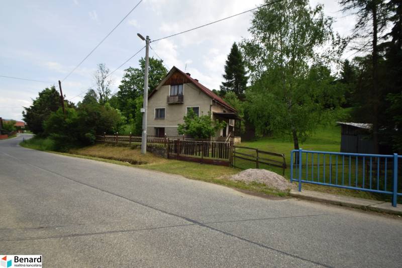 STARŠÍ RODINNÝ DOM, POZEMOK 2476 m2, VEĽKÁ LESNÁ; - Rodinný dom vo Veľkej Lesnej pri ceste, obklopený zeleňou a plotom.