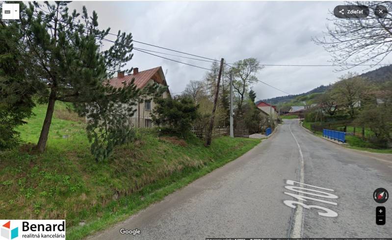 STARŠÍ RODINNÝ DOM, POZEMOK 2476 m2, VEĽKÁ LESNÁ; - Cesta pri rodinnom dome v obci Veľká Lesná, obklopená zeleňou a stromami.