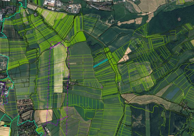 Sučany – 5.375 m2 ORNÁ PÔDA - PREDAJ - Letecký pohľad na poľnohospodárske a lesné pozemky v okolí Sučian, rôzne políčka a zelené zóny.