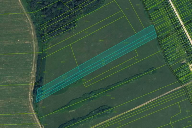 Sučany – 5.375 m2 ORNÁ PÔDA - PREDAJ - Letecký pohľad na poľnohospodárske a lesné pozemky v okolí Sučian s parcelnými číslami.