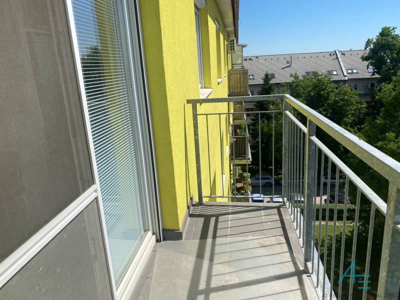 Veľký 3i byt na Trnávke. - Balkón s výhľadom z 3-izbového bytu na ulici Na úvrati v Bratislave.