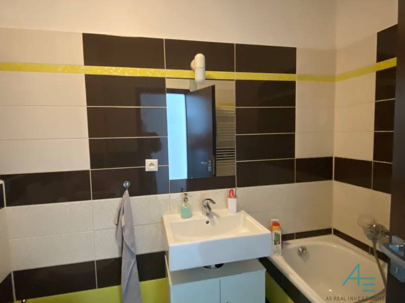 Veľký 3i byt na Trnávke. - Kúpeľňa v 3-izbovom byte so sprchovacím kútom, umývadlom a svetlou dlažbou.