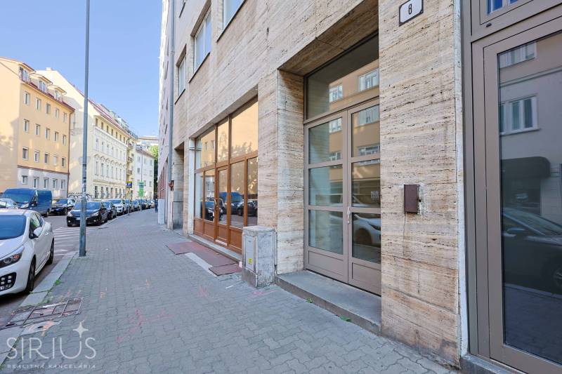 GRÖSSLINGOVÁ, reprezentatívny veľkometrážny 2-i byt, GARÁŽ, TERASA - Ulica Grösslingova v Bratislave, budovy s parkovanými autami a čistou oblohou.