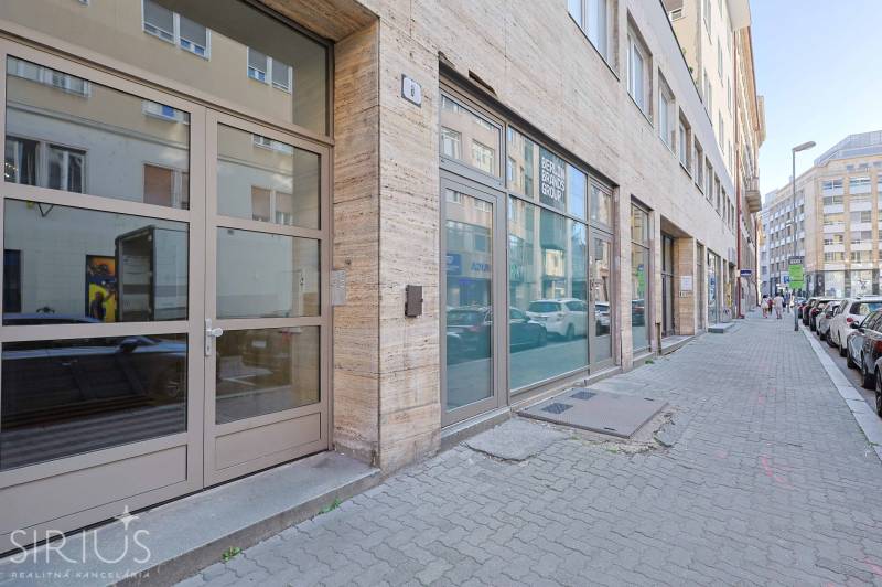 GRÖSSLINGOVÁ, reprezentatívny veľkometrážny 2-i byt, GARÁŽ, TERASA - Ulica Grösslingova v Bratislave - Staré Mesto s kancelárskymi priestormi vedľa chodníka.