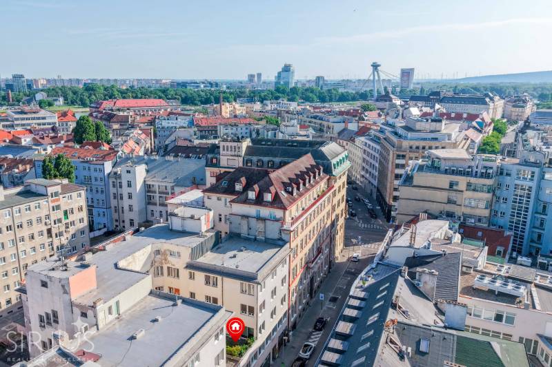 GRÖSSLINGOVÁ, reprezentatívny veľkometrážny 2-i byt, GARÁŽ, TERASA - Panoráma Bratislavy zo Starého Mesta s ulicou Grösslingova a okolitými budovami.