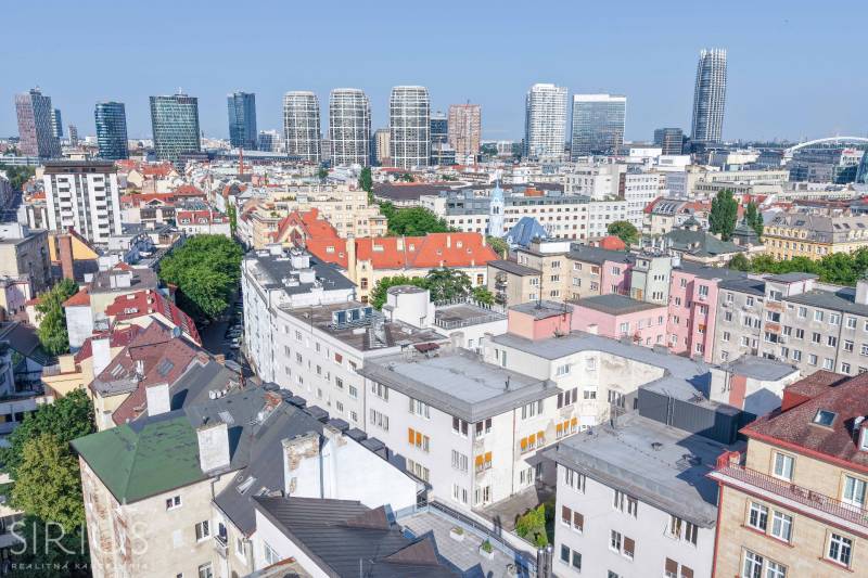 GRÖSSLINGOVÁ, reprezentatívny veľkometrážny 2-i byt, GARÁŽ, TERASA - Panoráma Bratislavy - Starého Mesta z Grösslingovej ulice so strechami, budovami a mrakodrapmi.