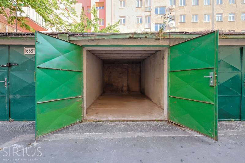 GRÖSSLINGOVÁ, reprezentatívny veľkometrážny 2-i byt, GARÁŽ, TERASA - Otvorená zelená garáž blízko Grösslingovej ulice, Bratislava - Staré Mesto.