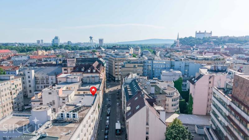 GRÖSSLINGOVÁ, reprezentatívny veľkometrážny 2-i byt, GARÁŽ, TERASA - Výhľad na panorámu Bratislava - Staré Mesto z Grösslingovej ulice s výhľadom na okolie.